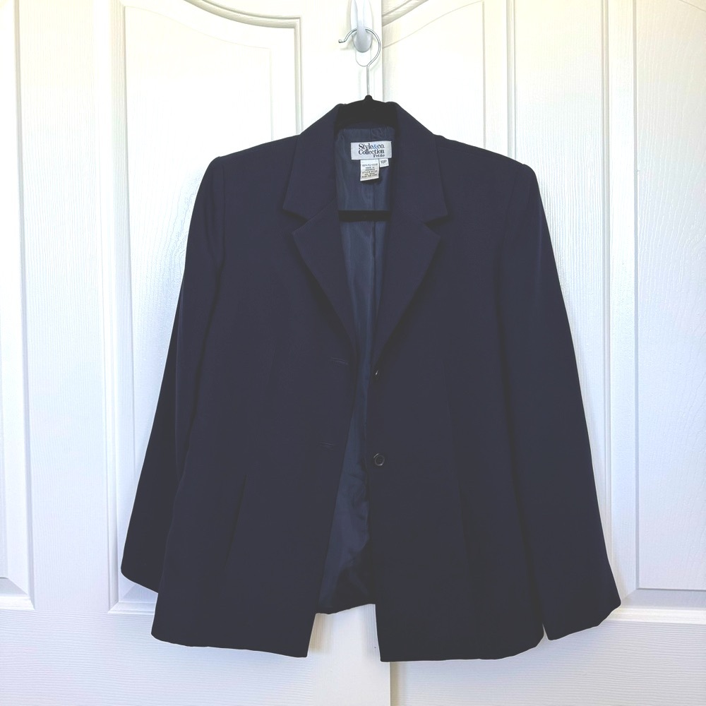 Style and Company women navy blue light jacket, 2 sides pockets. Lined.